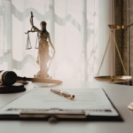 mesa com símbolo da justiça