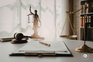 mesa com símbolo da justiça